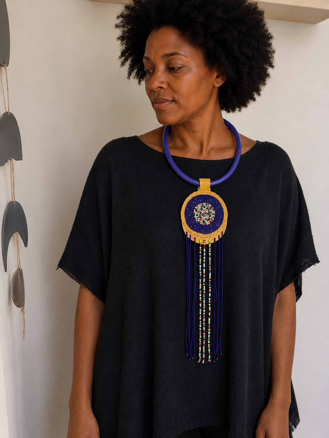 Collar Cuero y cuentas de colores