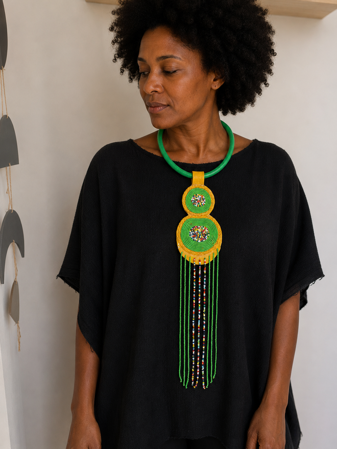 Collar Cuero y cuentas de colores