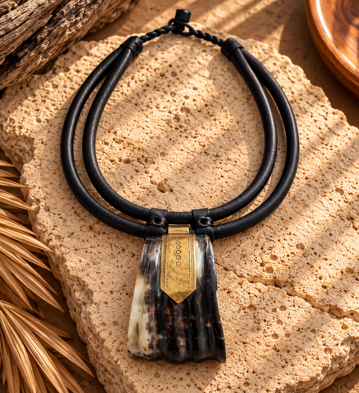 Collar cuero doble, hueso  y bronce