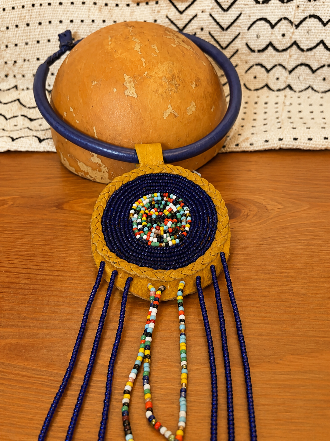 Collar Cuero y cuentas de colores