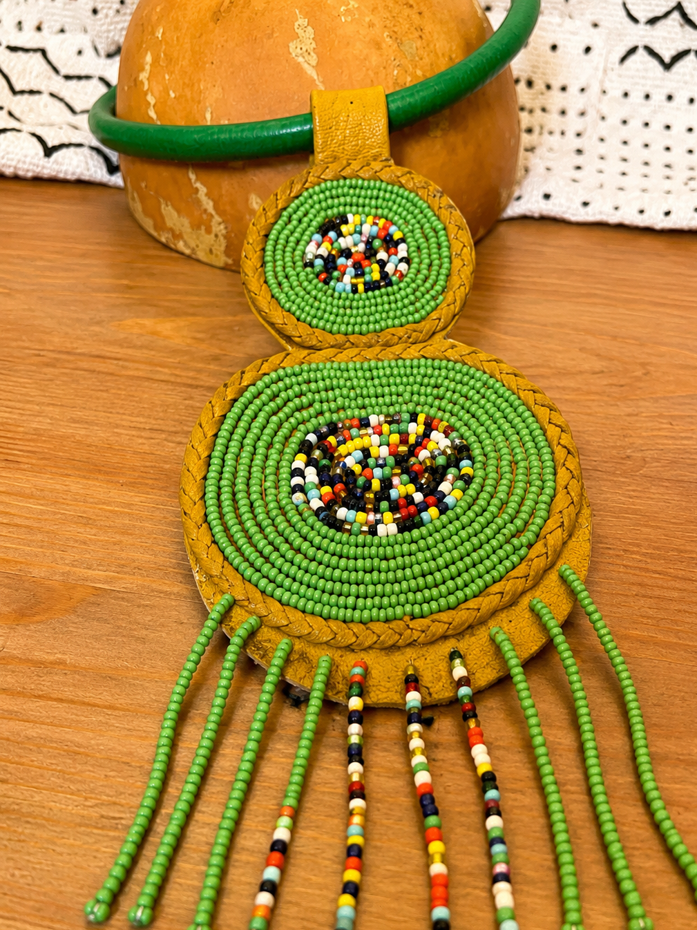 Collar Cuero y cuentas de colores