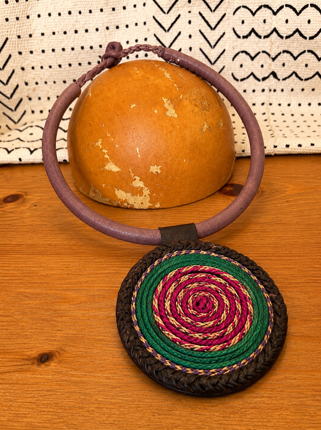 Collar Cuero y cuentas de colores